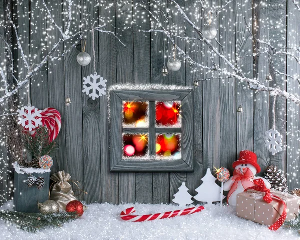 Interior de Navidad con muñeco de nieve, ventana, ramas decorativas, pr —  Fotos de Stock