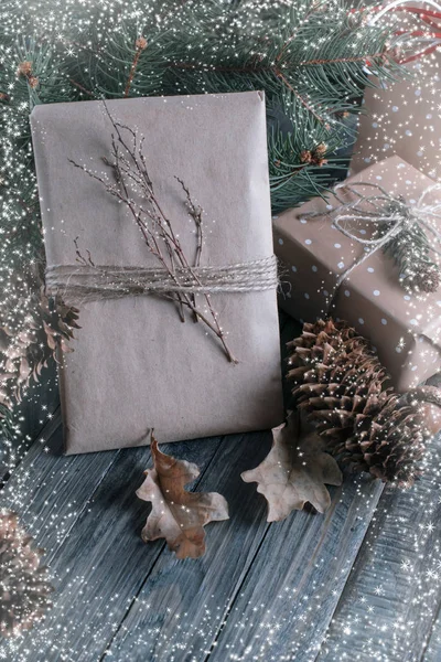 Fundo de Natal com pacote de papel em estilo vintage — Fotografia de Stock