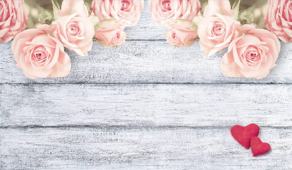 Rose con due cuori sullo sfondo di assi di legno squallido . — Foto Stock