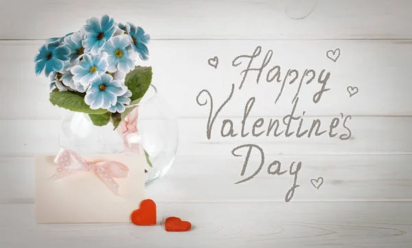 Primrose in vaso rotondo con biglietto di auguri e due cuori — Foto Stock