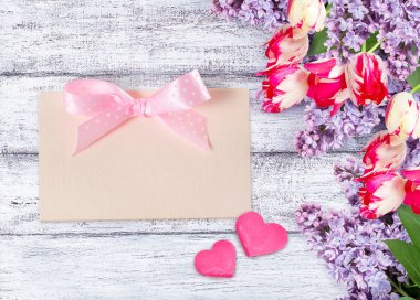 Lale, iki kalp, kart ile Lila çiçek