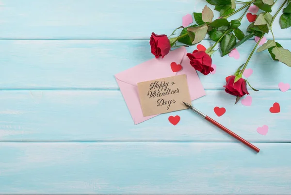 Roses avec cœur et carte de voeux ou d'invitation pour Valentin — Photo