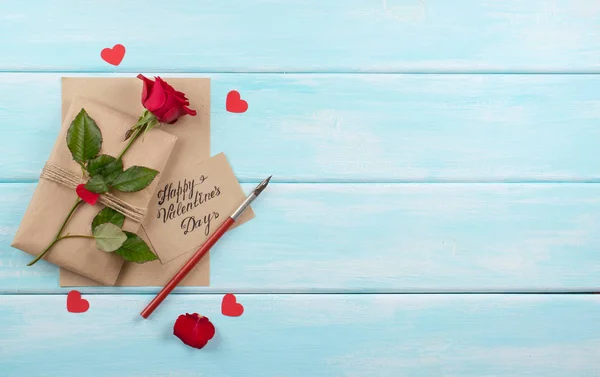 Rosa com corações, pacote, caneta e cartão de saudação de papel para Vale — Fotografia de Stock