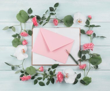 Çerçeve çiçek gül orkide çiçek ve zarf ile oluşur.