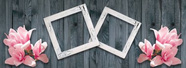 Fotoğraf çerçeveleri ve Manolya çiçek woo duvara arka plan