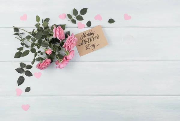Roses avec carte de voeux en papier pour la fête des mères — Photo