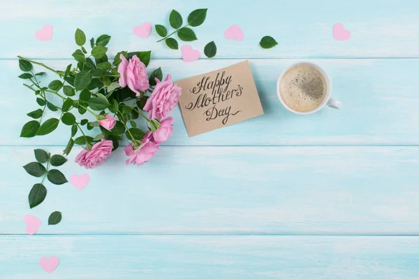 Roses avec carte de voeux en papier et tasse à café pour la fête des mères — Photo