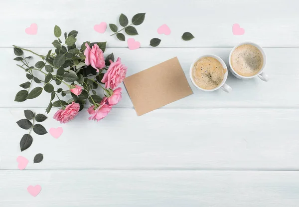 장미 종이 인사말 카드와 어머니 하루 커피 컵 — 스톡 사진