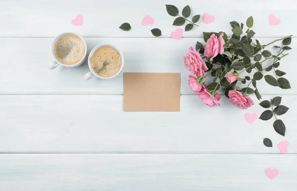 Roses avec carte de voeux en papier et tasse à café pour la fête des mères — Photo