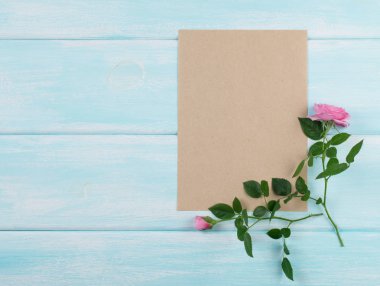 Gül ve boş Eko Kağıt ahşap arka plan