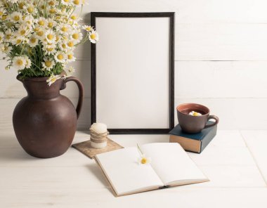 Motivasyonel çerçeve ile kil sürahi papatya buketi