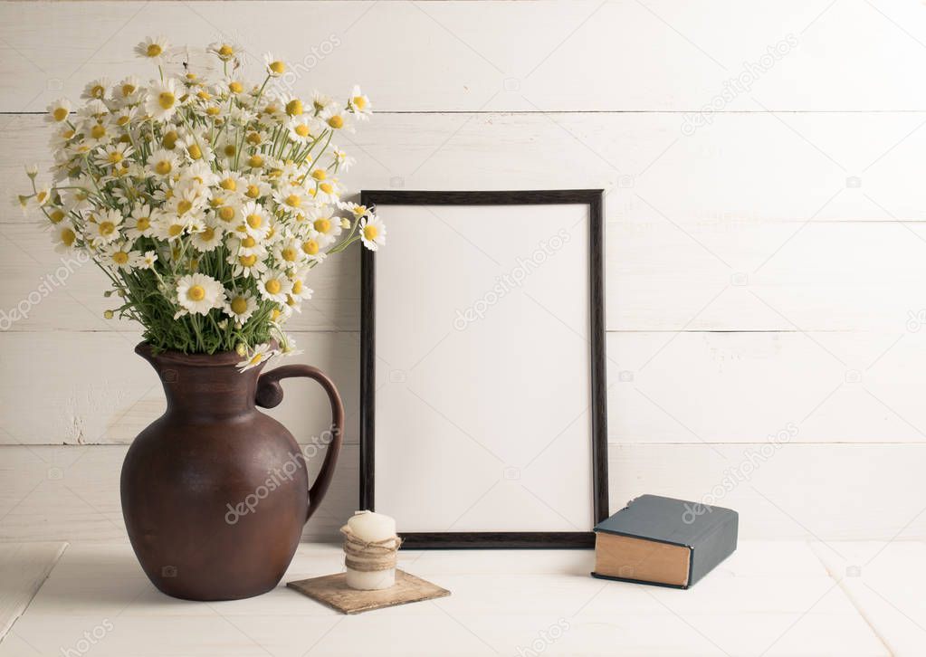 Daisy bouquet in clay jug with  motivational frame