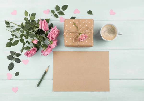 Rosen mit Blatt Papier zur Begrüßung von Text, Geschenkbox und Kaffee — Stockfoto