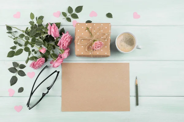 Rosas com papel de folha para saudação de texto, caixa de presente e café — Fotografia de Stock