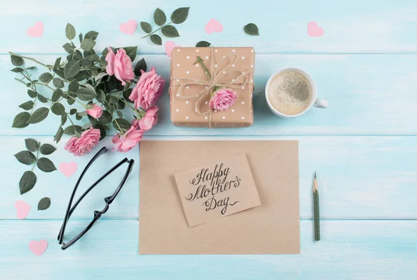 Rosas com cartão de saudação de papel e xícara de café para o dia das mães — Fotografia de Stock