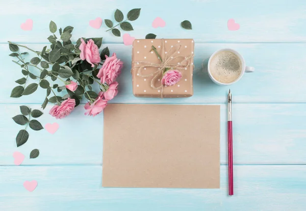 Rosas com papel de folha para saudação de texto, caixa de presente e café — Fotografia de Stock