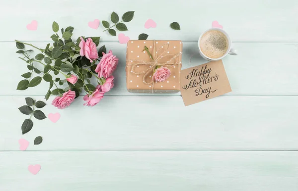 Rosen mit Grußkarte aus Papier und Kaffeetasse zum Muttertag — Stockfoto
