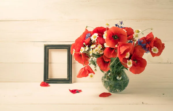 Coquelicots en vase et cadre photo — Photo