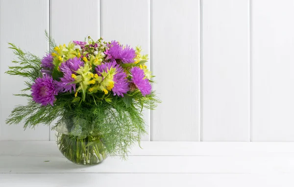 Buquê de flores em vaso redondo de vidro — Fotografia de Stock