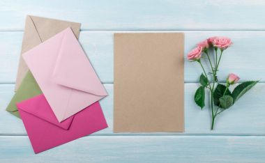 Güllü, ahşap arka plan zarf ve eko kağıt