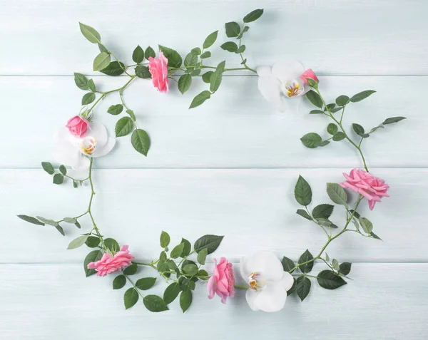 Podłoże drewniane z kwiatowy składa się z róż i Orchidea — Zdjęcie stockowe