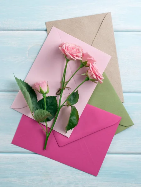 Fundo de madeira com rosas e envelopes — Fotografia de Stock