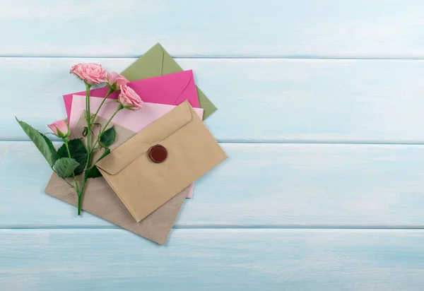 Fundo de madeira com rosas e envelopes — Fotografia de Stock