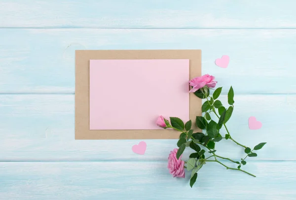 Fond en bois avec des roses et du papier vide avec place pour le texte — Photo