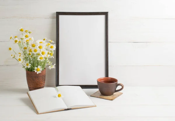 Daisy bouquet  with  motivational frame and open notebook — Stock Photo, Image