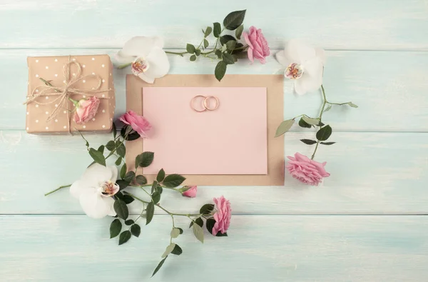 Rosa Rosen, Orchidee, Brautringe und Geschenkbox mit emty Papier — Stockfoto