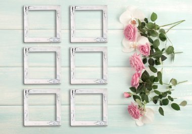 Çerçeveler, güller ve orkide çiçekleri ile ahşap arka plan 