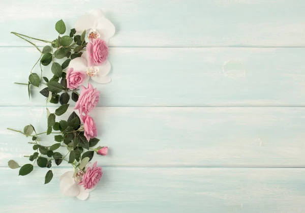 Podłoże drewniane z róż i Kwiaty orchidei — Zdjęcie stockowe