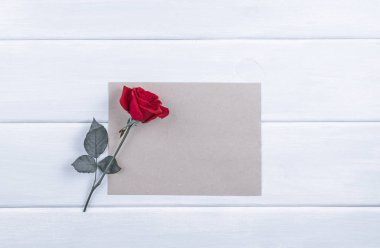 Kırmızı gül ve kağıt tebrik ya da tatil için Invitational kartı