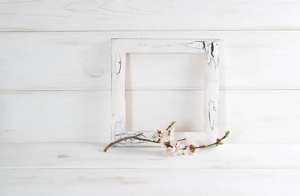 Декорована рамка і абрикос квіти в інтер'єрі будинку — стокове фото