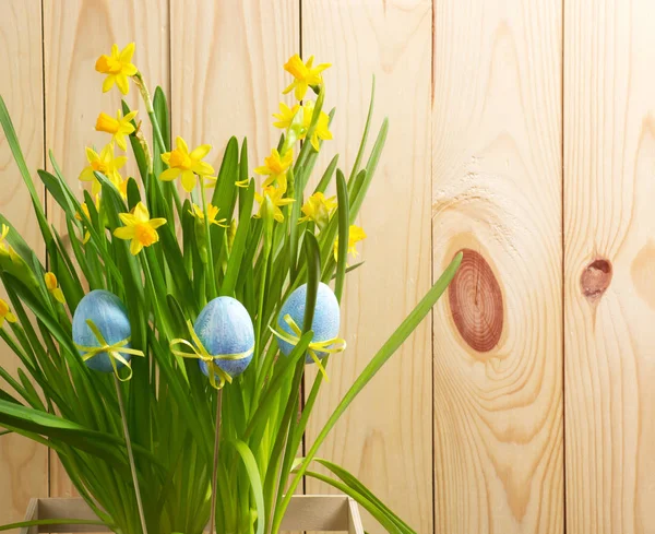 Påsk dekoration med ägg och påskliljor — Stockfoto