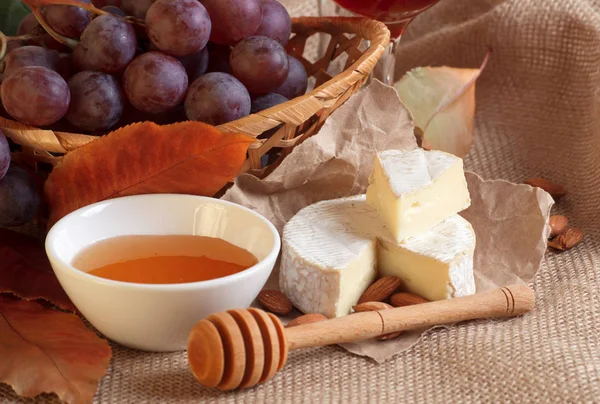 Grapes with cheese, honey and almonds — Stock Photo, Image