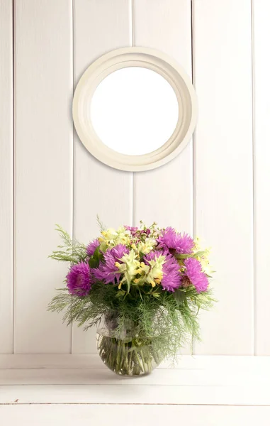 Bouquet de fleurs en verre vase rond et cadre rond — Photo
