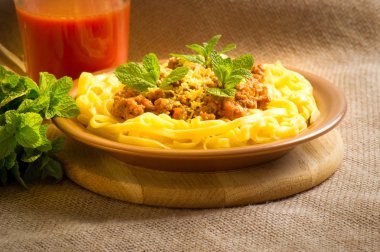 Spagetti Bolonez plaka üzerinde