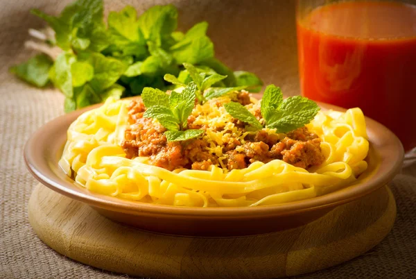 Спагетти Болоньезе на тарелке — стоковое фото