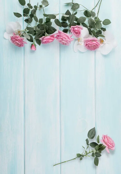 Houten achtergrond met rozen en orchideebloemen — Stockfoto