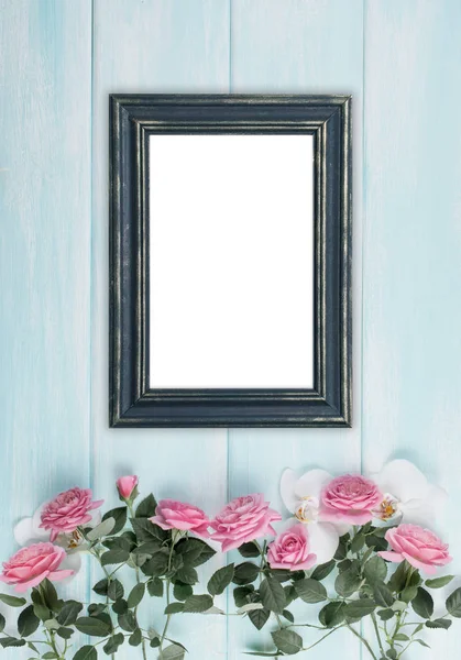 Houten achtergrond met frames, rozen en orchideebloemen — Stockfoto