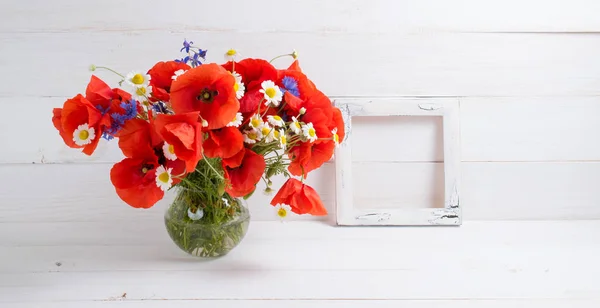 Mohn in Vase und Fotorahmen — Stockfoto