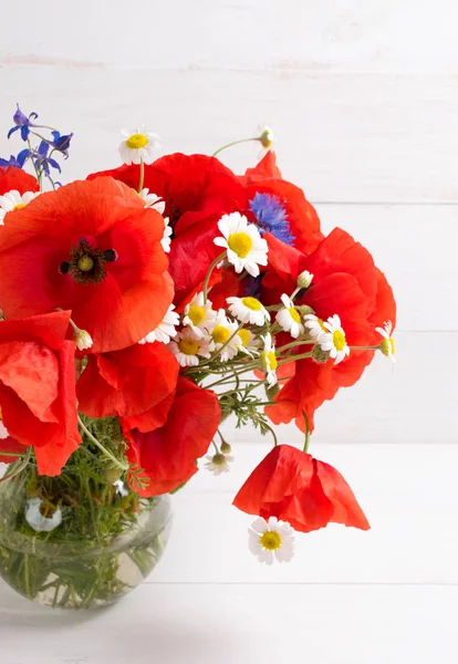 Amapolas en jarrón sobre fondo de tablones de madera blanca — Foto de Stock