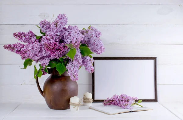 Buquê de lilás em jarro de barro com moldura motivacional para o seu texto — Fotografia de Stock
