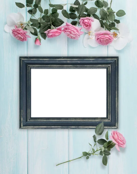 Ξύλινο υπόβαθρο με καρέ, τριαντάφυλλα και ορχιδέα λουλούδια — Φωτογραφία Αρχείου