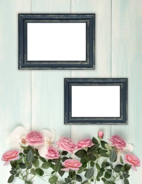 İki kare, güller ve orkide çiçekleri ile ahşap arka plan 