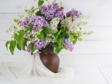 Kumaş ile sürahi içinde Lila buket