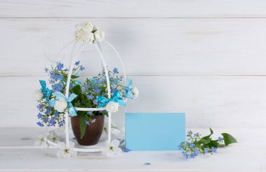 Kuş kafesi Shabby Chic tarzı çiçeklerle unutma   