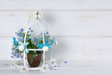 Kuş kafesi Shabby Chic tarzı çiçeklerle unutma   
