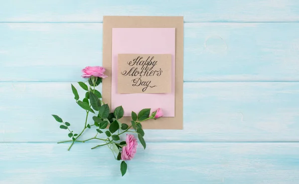 Roses roses avec carte de voeux en papier pour la fête des mères — Photo
